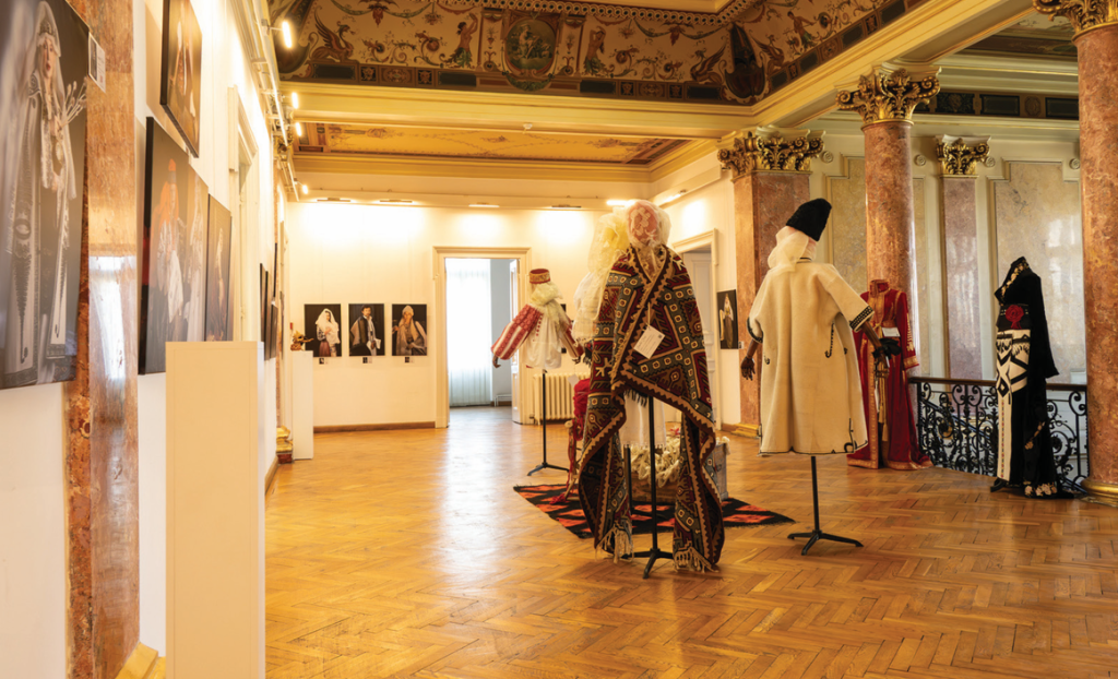 Foto Irina Chira, Expoziție interdisciplinară HYPERBOREAN FOLKLORE, Muzeul Județean de Artă, Prahova